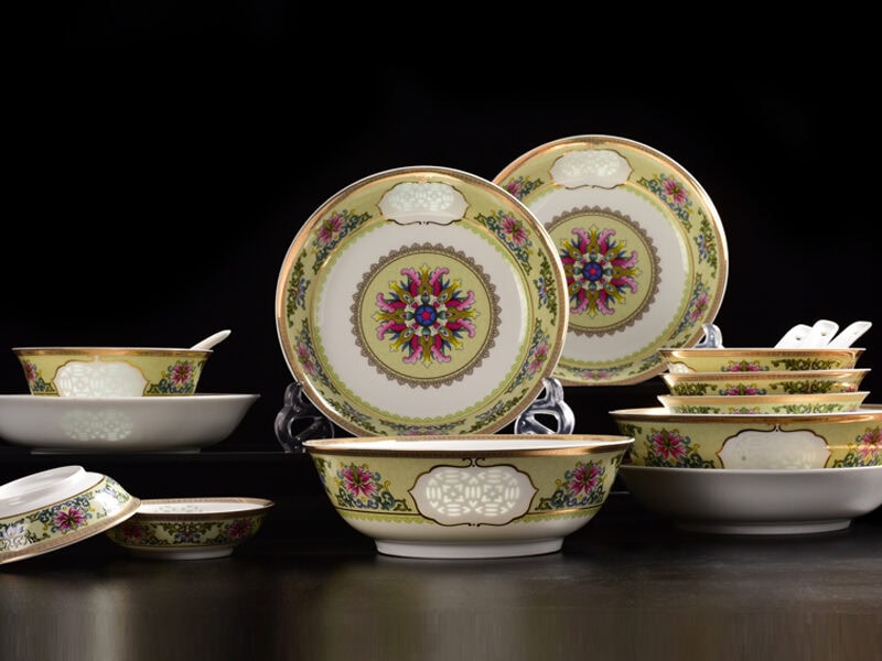 Ceramic Dinnerware Set: Happy Moments (16-piece)