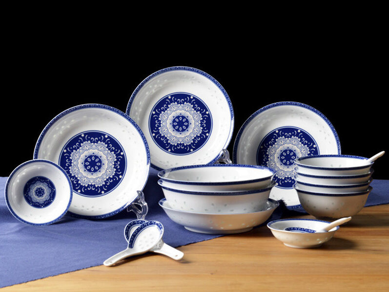 Jingdezhen Blue and White Linglong Porcelain Dinnerware Set: Immaculate Lotus Blossoms (16-piece)