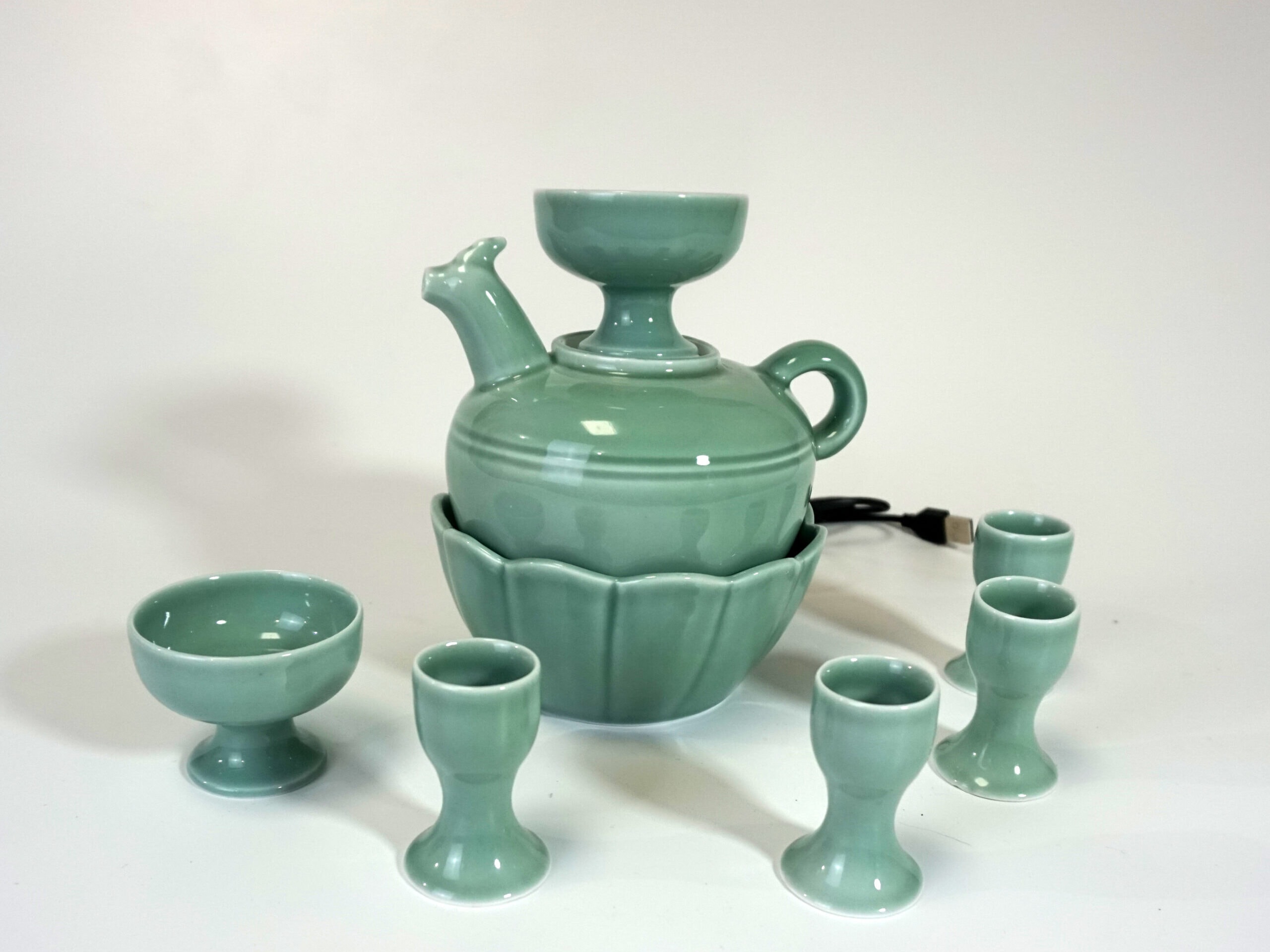 Jingdezhen Bean Celadon Lotus Pattern Constant Temperature Ceramic Wine Set