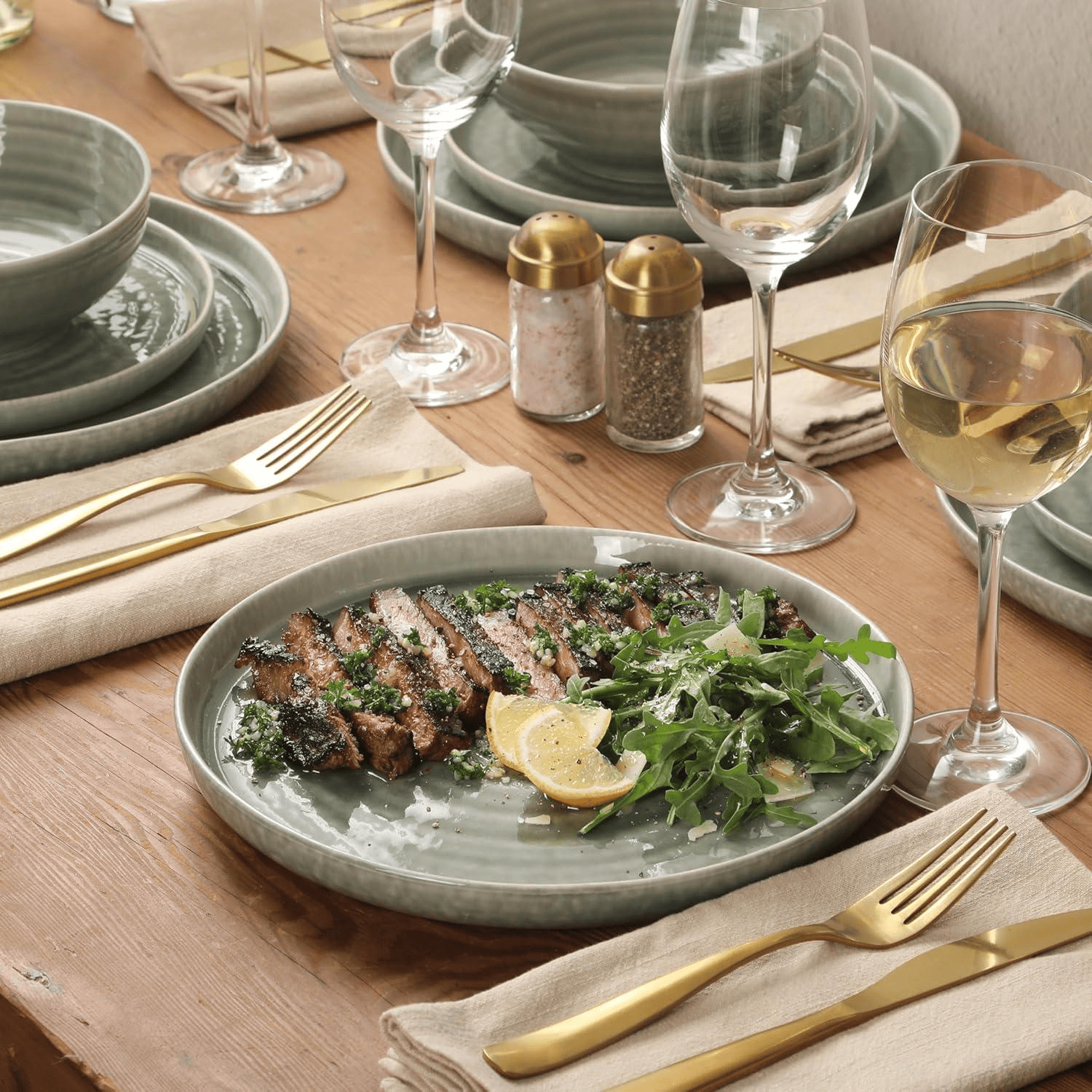 Lightweight vs Heavy Ceramic Tableware