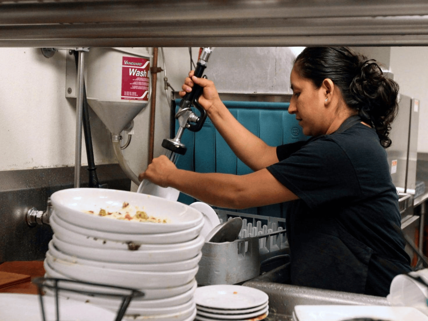 Why Does Ceramic Tableware Trap Grease and Become Difficult to Clean?